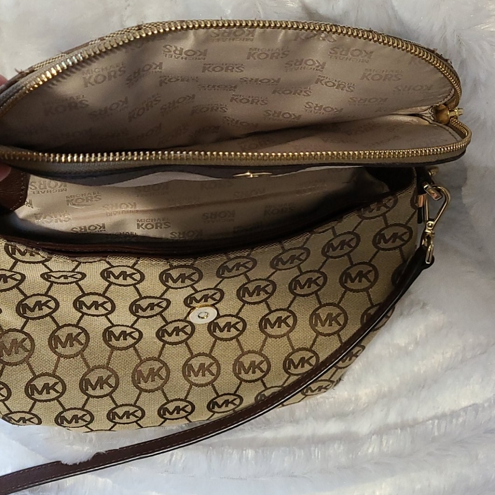 Authentic Michael kors cross body purse. - Picture 9 of 16